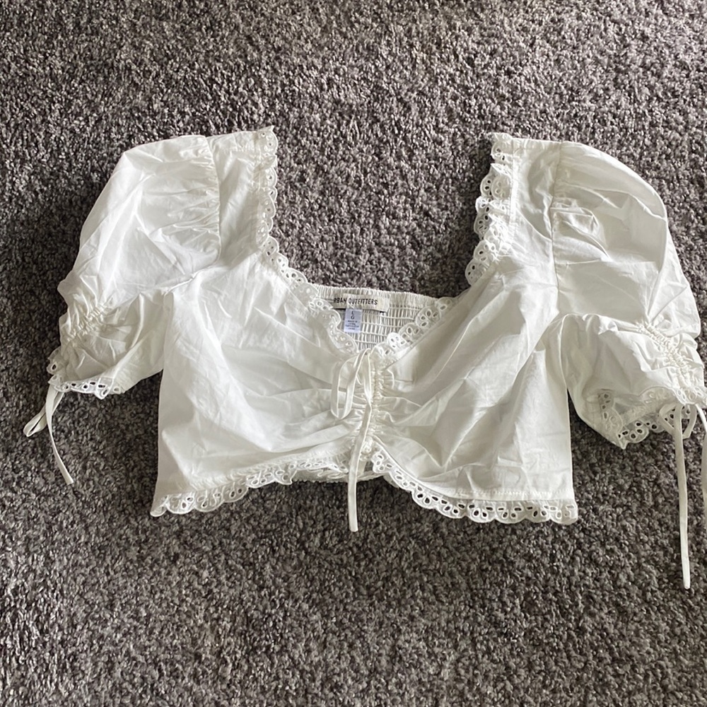 White puff sleeve crop top